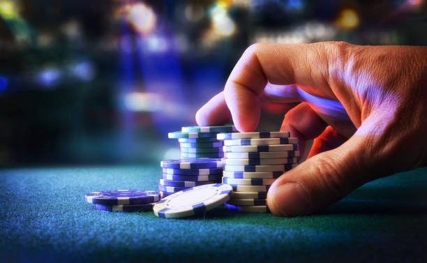 monsterbet88 Ceme Online table interface showing player cards and community cards